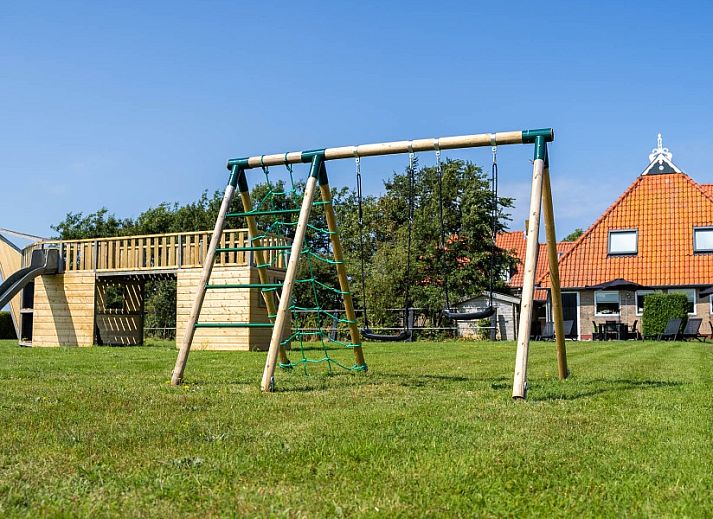 Geraeumige Kueche mit Kochinsel in Lodge 't Pandje, Ballum, Ameland, ideal fuer kulinarische Erlebnisse.