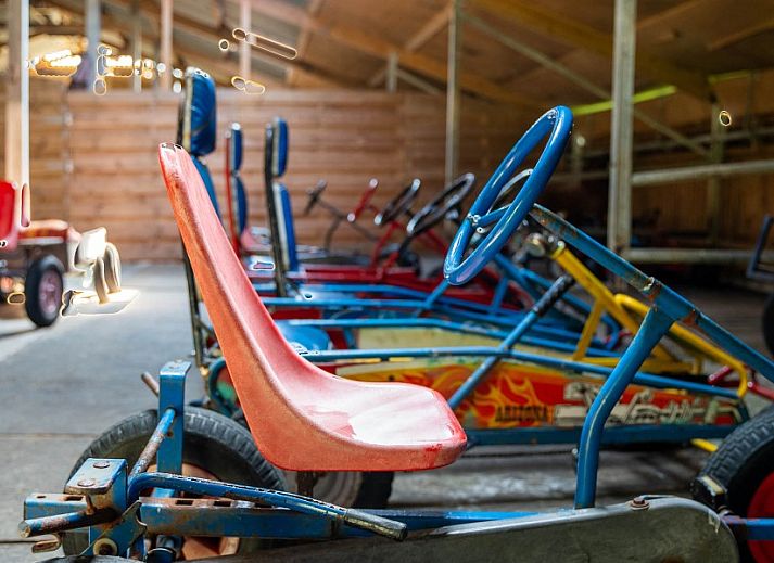 Geraeumige Kueche mit Kochinsel in Lodge 't Pandje, Ballum, Ameland, ideal fuer kulinarische Erlebnisse.