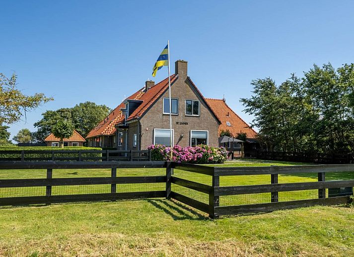 Dekorative Details in der Lodge 't Pandje, Ballum, Ameland, mit kunstvollen Glas- und Holzelementen.