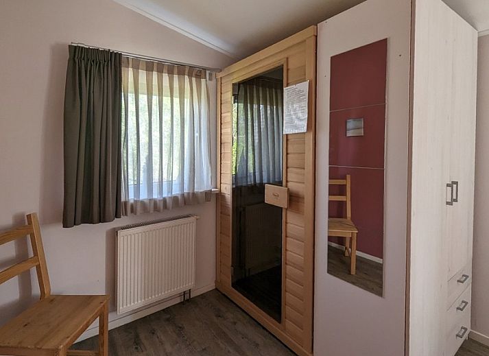 Moderne Kueche im Ferienhaus Zilt****, Ballum, Ameland mit Blick auf die Natur.