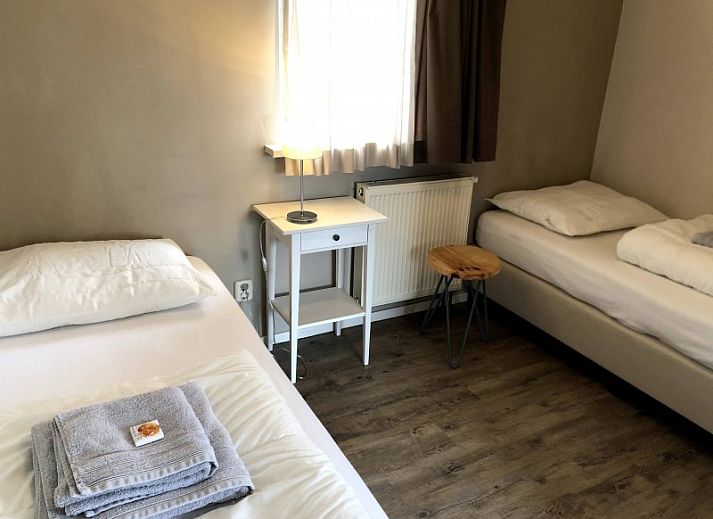 Moderne Kueche im Ferienhaus Zilt****, Ballum, Ameland mit Blick auf die Natur.