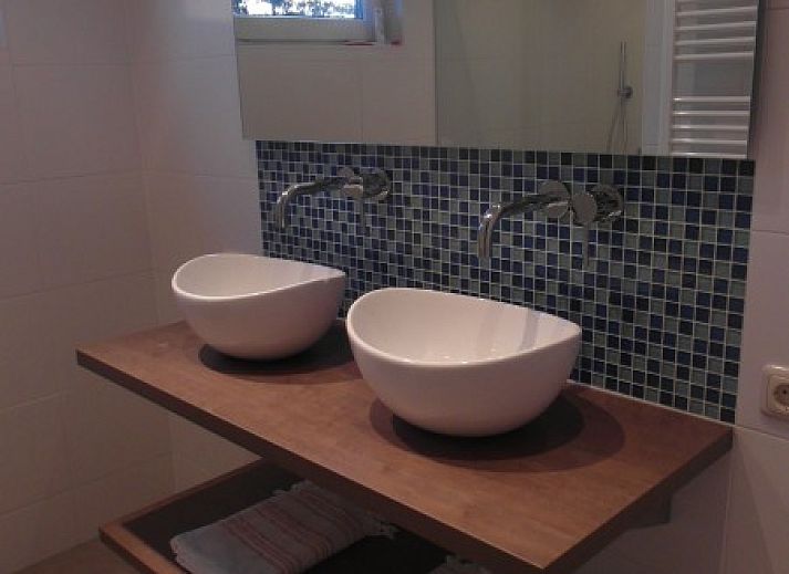 Moderne Kueche im Ferienhaus Zilt****, Ballum, Ameland mit Blick auf die Natur.