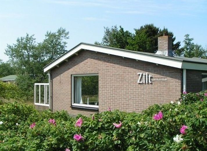 Moderne Kueche im Ferienhaus Zilt****, Ballum, Ameland mit Blick auf die Natur.
