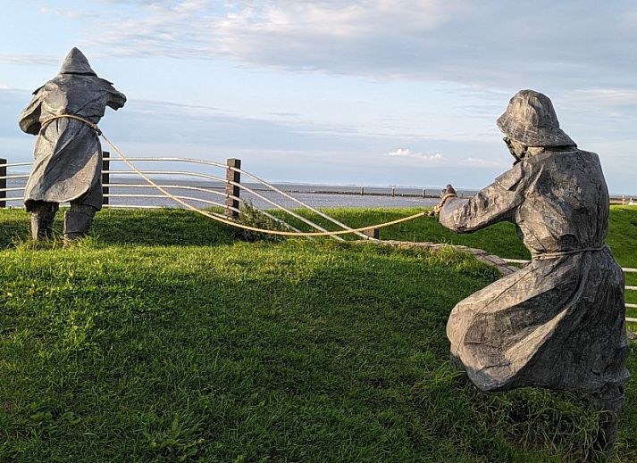 Gemuetliches Schlafzimmer im Bungalow Zilt****, Ballum, Ameland mit sanfter Beleuchtung.