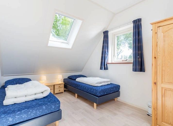 Gezellige woonkamer in Weigelia vakantiehuis, Ballum, Ameland met comfortabele zithoek op de Waddeneilanden.