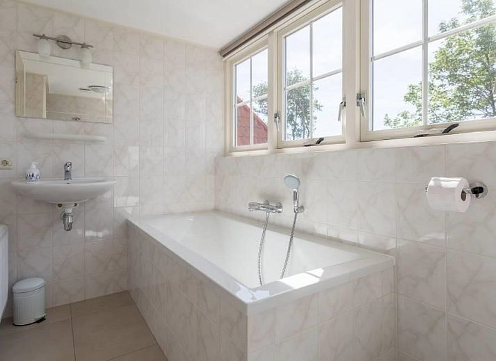 Gezellige woonkamer in Weigelia vakantiehuis, Ballum, Ameland met comfortabele zithoek op de Waddeneilanden.