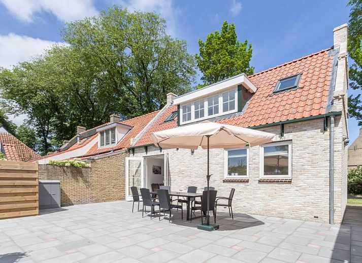 Gezellige woonkamer in Weigelia vakantiehuis, Ballum, Ameland met comfortabele zithoek op de Waddeneilanden.