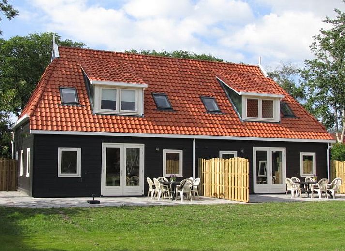 Vakantiehuis Hazelaar in Ballum, Ameland met charmant rood dak en groene omgeving.
