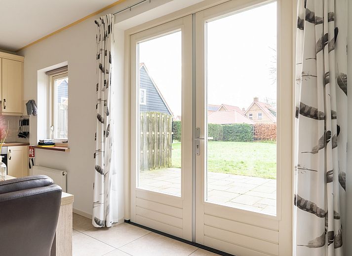 Vakantiehuis Hazelaar in Ballum, Ameland met charmant rood dak en groene omgeving.