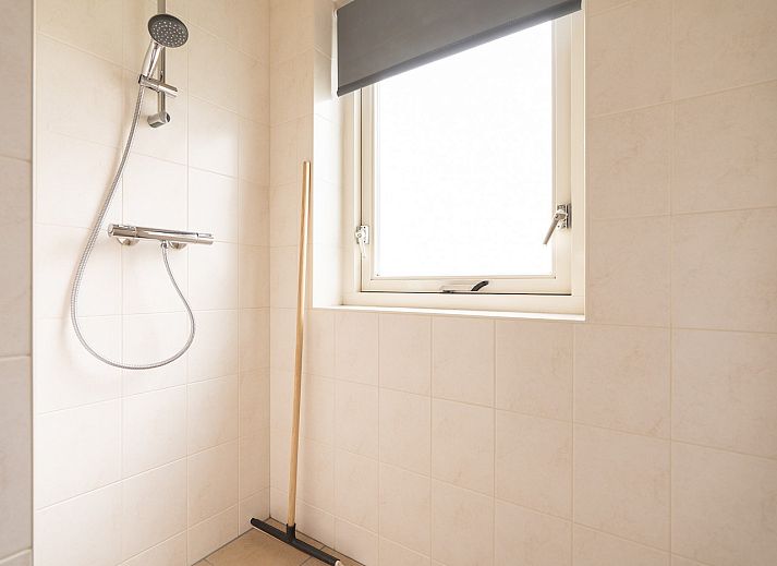 Buitenkant van Hazelaar vakantiehuis in Ballum, Ameland met sfeervolle verlichting.