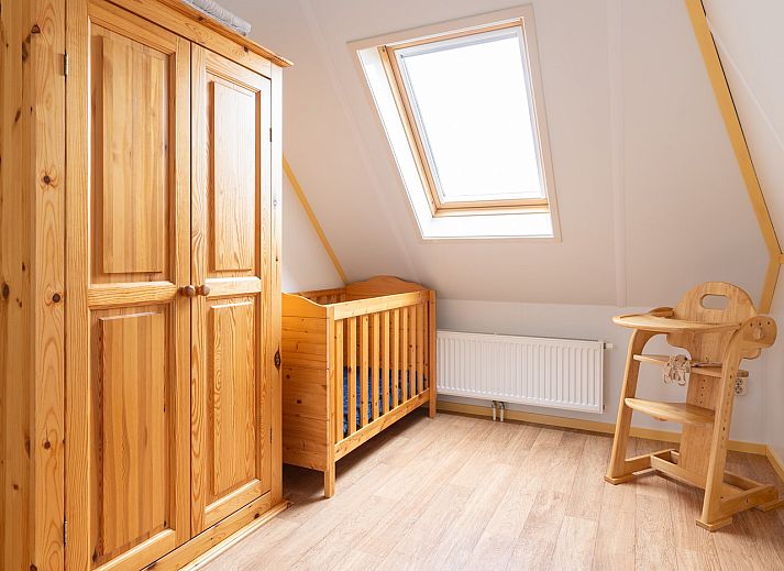 Moderne keuken in vakantiehuis Hazelaar, Ballum, Ameland met ruime eetruimte.