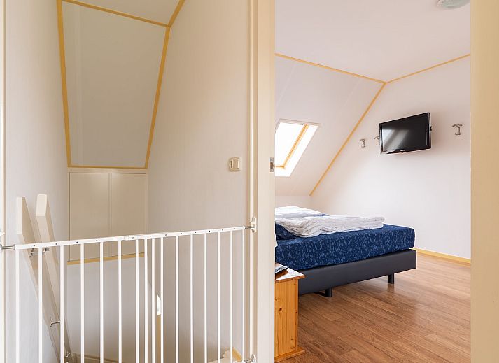 Moderne keuken in vakantiehuis Hazelaar, Ballum, Ameland met ruime eetruimte.