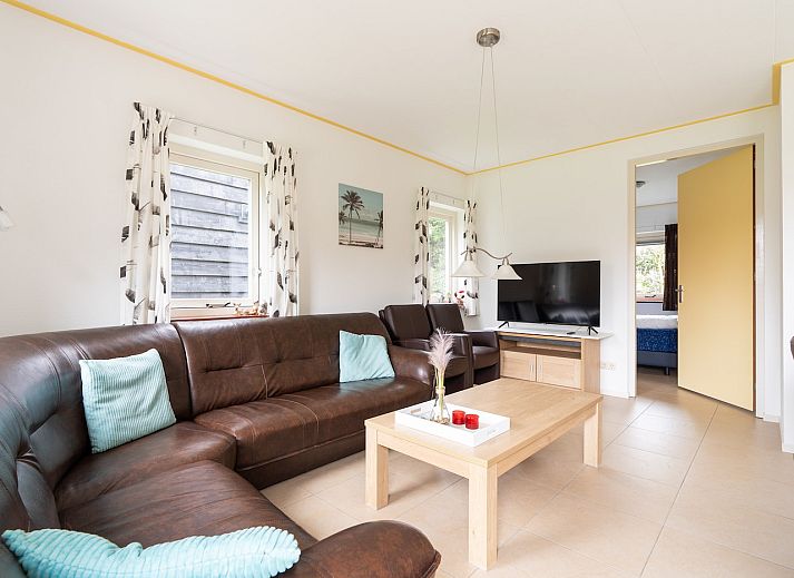 Populier vakantiehuis in Ballum, Ameland met charmante houten gevel op de Waddeneilanden.