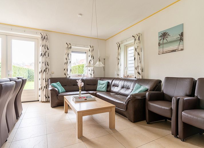 Populier vakantiehuis in Ballum, Ameland met charmante houten gevel op de Waddeneilanden.