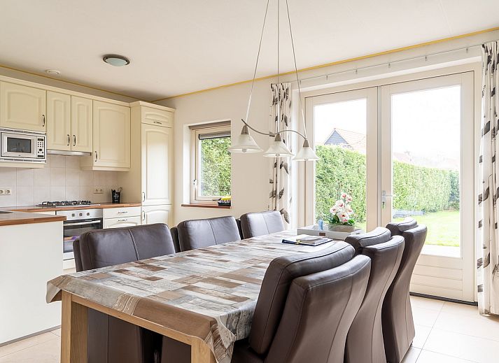 Populier vakantiehuis in Ballum, Ameland met charmante houten gevel op de Waddeneilanden.