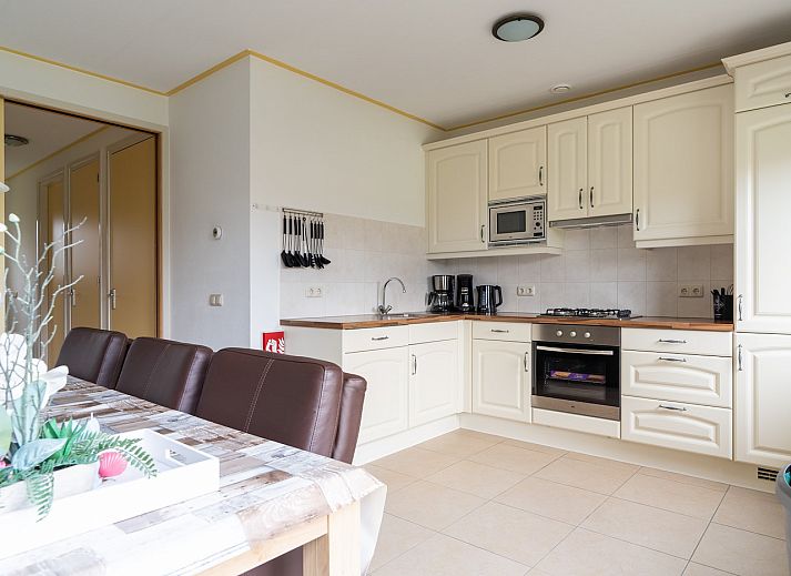 Populier vakantiehuis in Ballum, Ameland met charmante houten gevel op de Waddeneilanden.