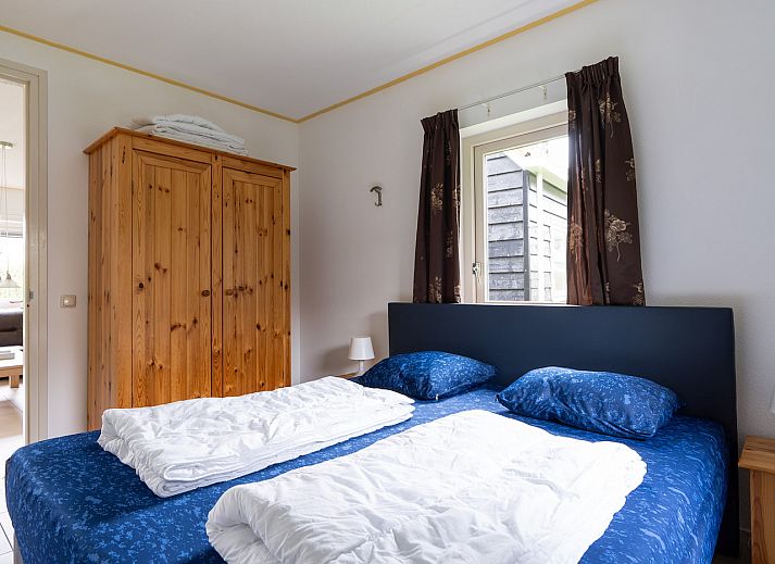 Gezellige woonkamer in vakantiehuis Populier, Ballum, Ameland met comfortabele zithoek.