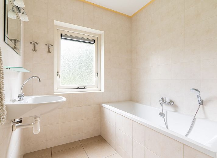 Gezellige woonkamer in vakantiehuis Populier, Ballum, Ameland met comfortabele zithoek.