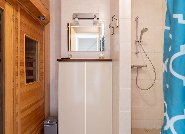 Gezellige woonkamer in vakantiehuis Populier, Ballum, Ameland met comfortabele zithoek.