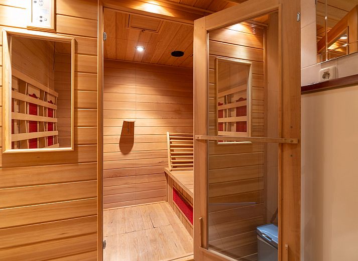 Gezellige woonkamer in vakantiehuis Populier, Ballum, Ameland met comfortabele zithoek.