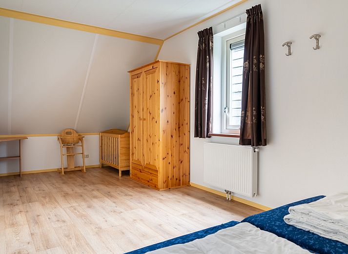 Lichte leefruimte in Populier vakantieaccommodatie, Ballum, Ameland met ruime zithoek.