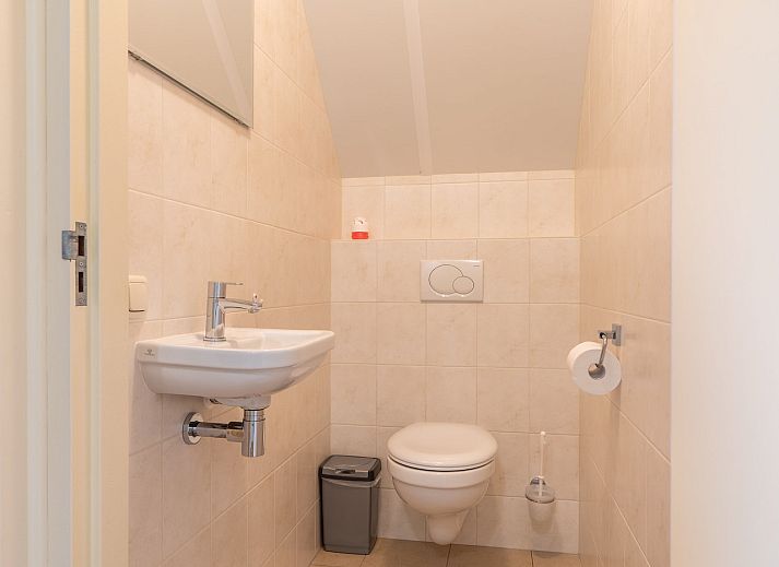 Lichte leefruimte in Populier vakantieaccommodatie, Ballum, Ameland met ruime zithoek.