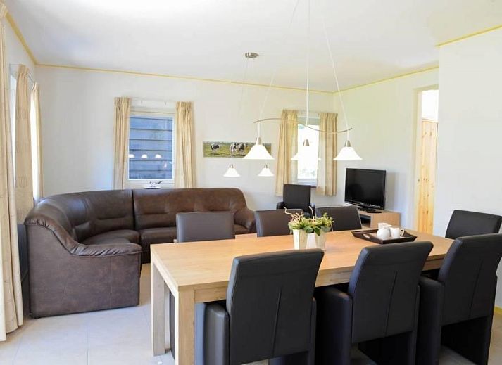 Ahorn-Ferienhaus in Ballum, Ameland mit charmanter Holzfassade auf den Watteninseln.