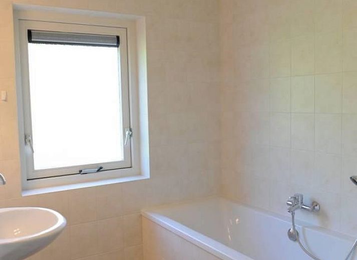 Ahorn-Ferienhaus in Ballum, Ameland mit charmanter Holzfassade auf den Watteninseln.