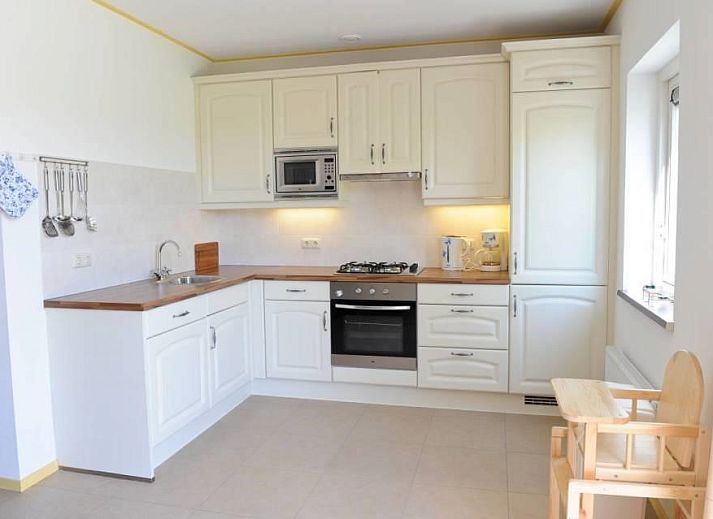 Ahorn-Ferienhaus in Ballum, Ameland mit charmanter Holzfassade auf den Watteninseln.