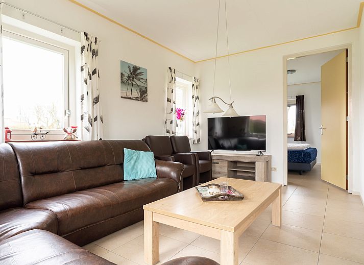 Vakantiehuis Meidoorn in Ballum, Ameland met charmante houten buitenkant en rode dakpannen.