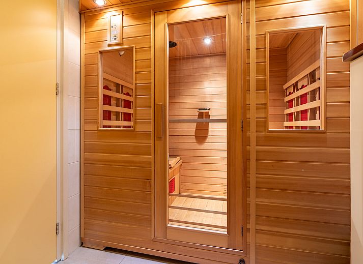 Moderne keuken in Meidoorn vakantiehuis, Ballum, Ameland met complete apparatuur en licht interieur.