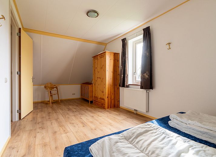 Moderne keuken in Meidoorn vakantiehuis, Ballum, Ameland met complete apparatuur en licht interieur.