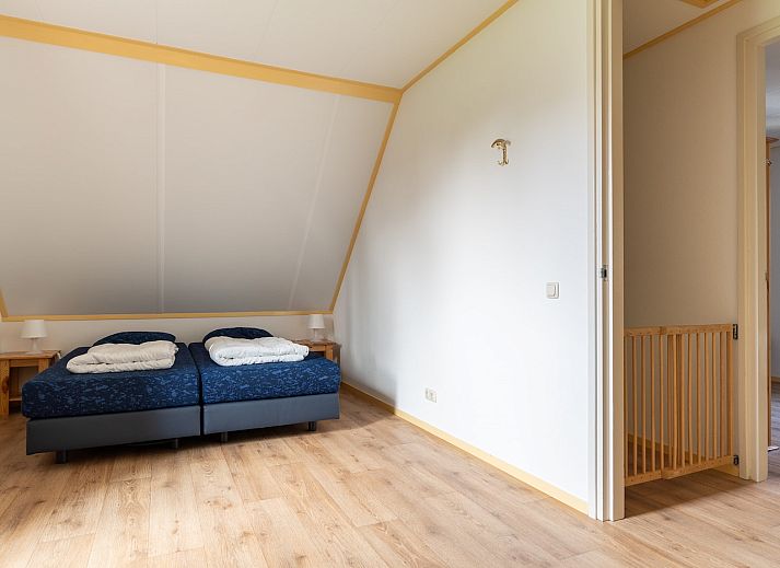 Moderne keuken in Meidoorn vakantiehuis, Ballum, Ameland met complete apparatuur en licht interieur.