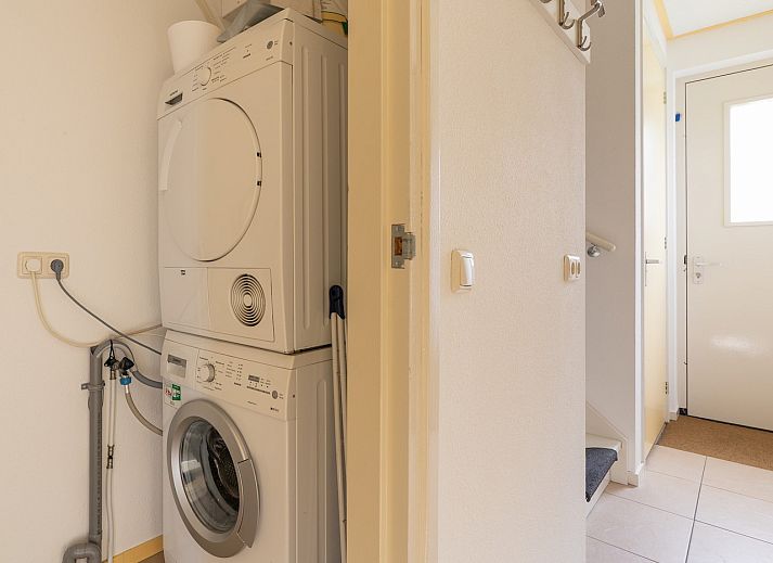 Gezellige eet- en zithoek in Meidoorn vakantiehuis, Ballum, Ameland met comfortabel meubilair.