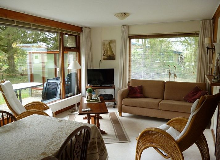 Thuishaven bungalow in Ballum, Ameland, omringd door groene natuur en bomen.