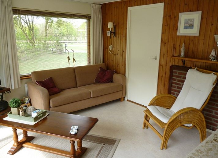 Thuishaven bungalow in Ballum, Ameland, omringd door groene natuur en bomen.
