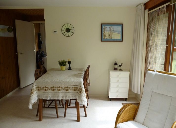 Rustige tuin bij Thuishaven vakantiehuis in Ballum, Ameland, met bloeiende bomen.