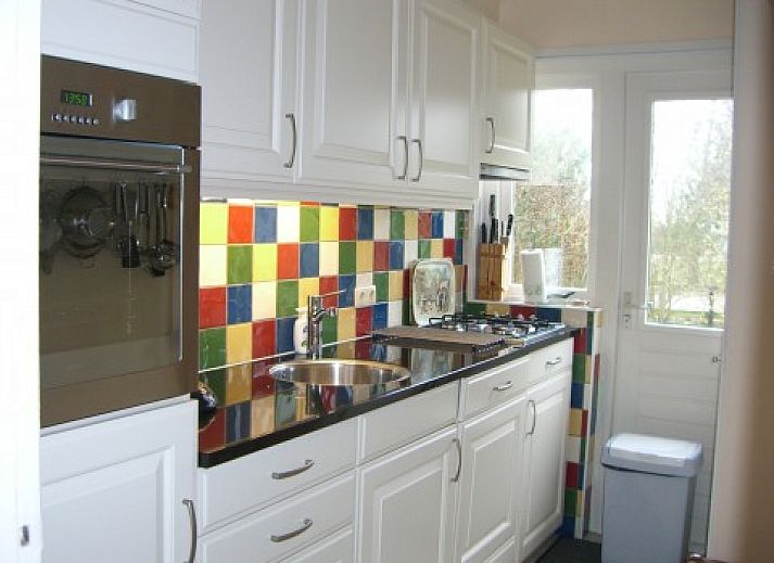 Ferienhaus Akkerduin in Ballum, Ameland, mit Reetdach und bluehendem Garten, ideal fuer einen entspannten Aufenthalt auf den Watteninseln.