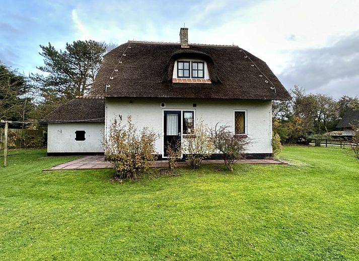 Ferienhaus Akkerduin in Ballum, Ameland, mit Reetdach und bluehendem Garten, ideal fuer einen entspannten Aufenthalt auf den Watteninseln.