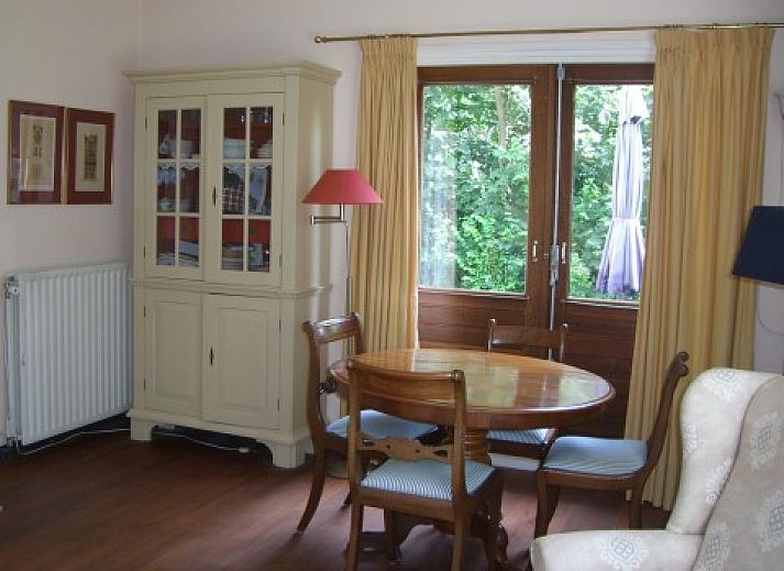 Grosser Garten im Ferienhaus Akkerduin in Ballum, Ameland mit gruenem Rasen und bunten Blumen auf den Watteninseln.