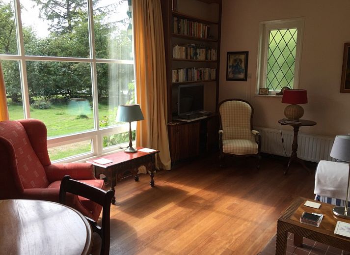 Grosser Garten im Ferienhaus Akkerduin in Ballum, Ameland mit gruenem Rasen und bunten Blumen auf den Watteninseln.