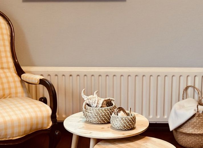 Grosser Garten im Ferienhaus Akkerduin in Ballum, Ameland mit gruenem Rasen und bunten Blumen auf den Watteninseln.