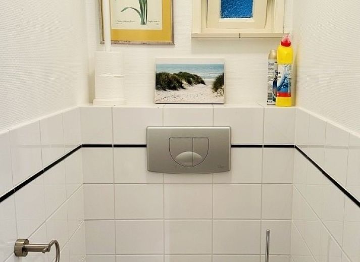 Moderne Kueche im Akkerduin Ferienhaus Ballum, Ameland mit bunten Fliesen und viel Licht auf den Watteninseln.