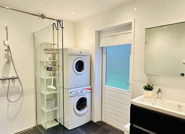 Moderne Kueche im Akkerduin Ferienhaus Ballum, Ameland mit bunten Fliesen und viel Licht auf den Watteninseln.