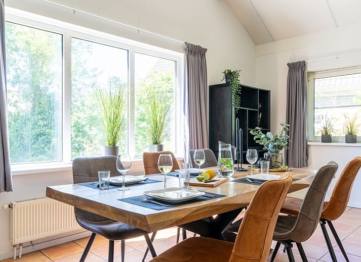 Arcoz Ferienhaus in Ballum, Ameland mit sonnigem Garten und bluehenden Hortensien.