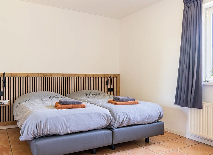 Arcoz Ferienhaus in Ballum, Ameland mit sonnigem Garten und bluehenden Hortensien.