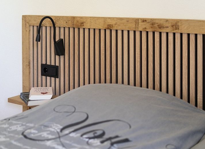 Esszimmer im Ferienhaus Arcoz, Ballum, Ameland mit grossen Fenstern und viel Licht.