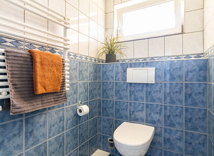 Esszimmer im Ferienhaus Arcoz, Ballum, Ameland mit grossen Fenstern und viel Licht.