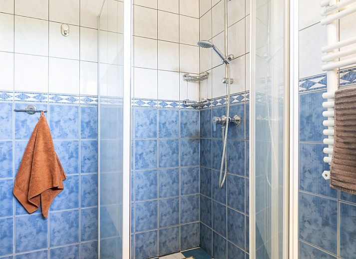 Esszimmer im Ferienhaus Arcoz, Ballum, Ameland mit grossen Fenstern und viel Licht.