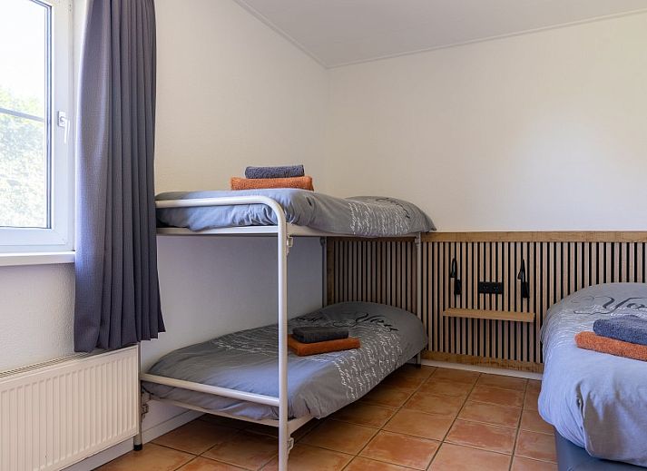 Esszimmer im Ferienhaus Arcoz, Ballum, Ameland mit grossen Fenstern und viel Licht.